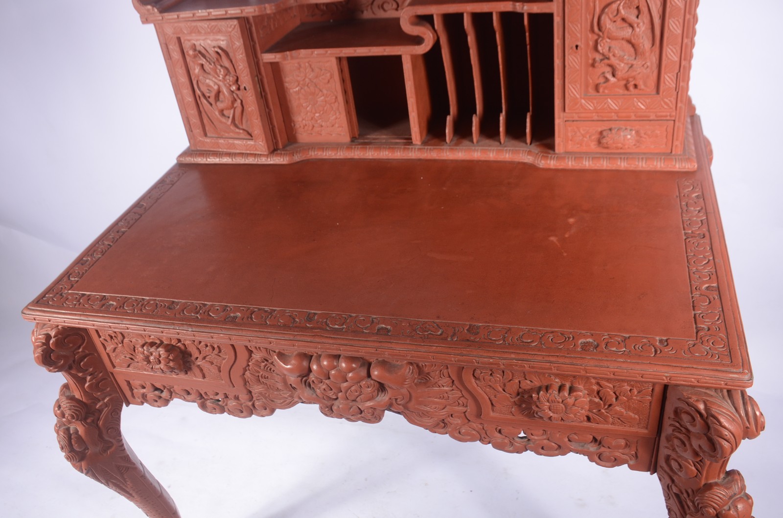 Mesa escrivaninha chinesa de madeira entalhada com dragões e... - foto 7 de 11