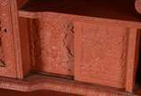 Mesa escrivaninha chinesa de madeira entalhada ... - Mesa escrivaninha chinesa de madeira entalhada com dragões e folhagens, pintada em tom avermelhado, uma gaveta, alçada apoiada com escaninhos e ...