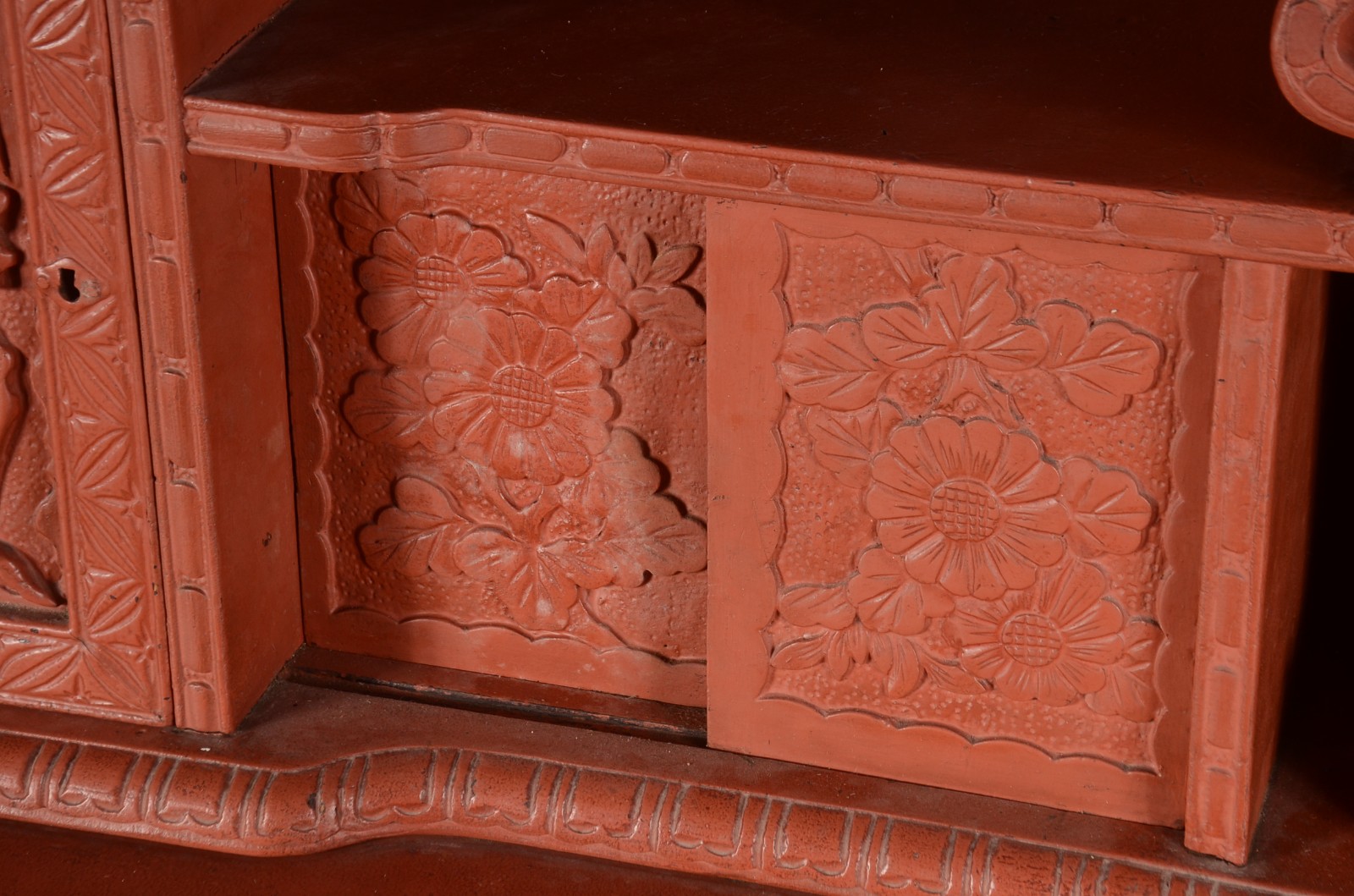 Mesa escrivaninha chinesa de madeira entalhada com dragões e... - foto 8 de 11
