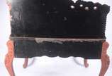 Mesa escrivaninha chinesa de madeira entalhada ... - Mesa escrivaninha chinesa de madeira entalhada com dragões e folhagens, pintada em tom avermelhado, uma gaveta, alçada apoiada com escaninhos e ...