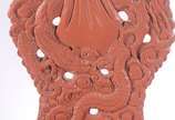 Mesa escrivaninha chinesa de madeira entalhada ... - Mesa escrivaninha chinesa de madeira entalhada com dragões e folhagens, pintada em tom avermelhado, uma gaveta, alçada apoiada com escaninhos e ...