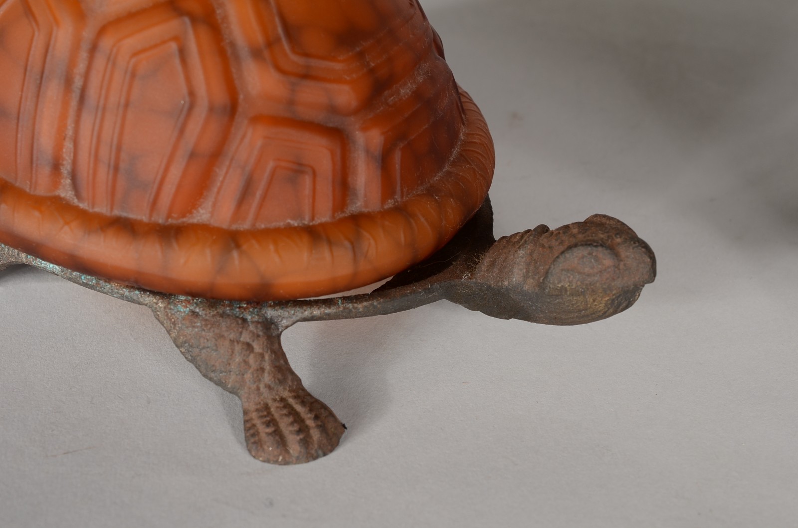 Dois abatjoures sendo um na forma de tartaruga e outra na forma de... - foto 6 de 7