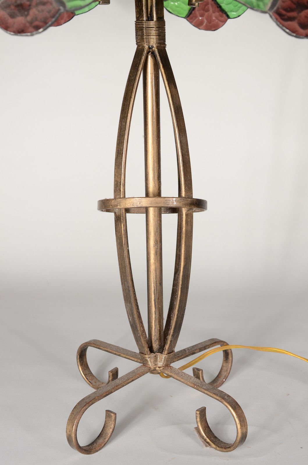 Abatjout estilo Tiffanys com base de metal, cúpula em placas de vidro... - foto 3 de 5