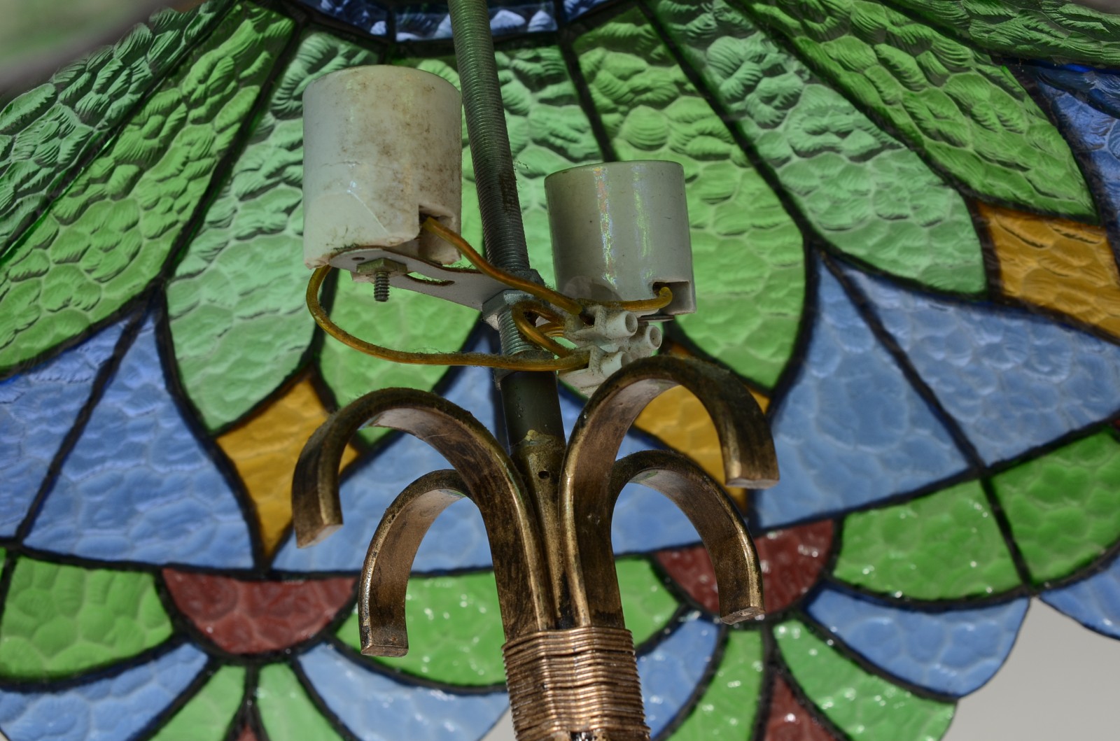 Abatjout estilo Tiffanys com base de metal, cúpula em placas de vidro... - foto 4 de 5
