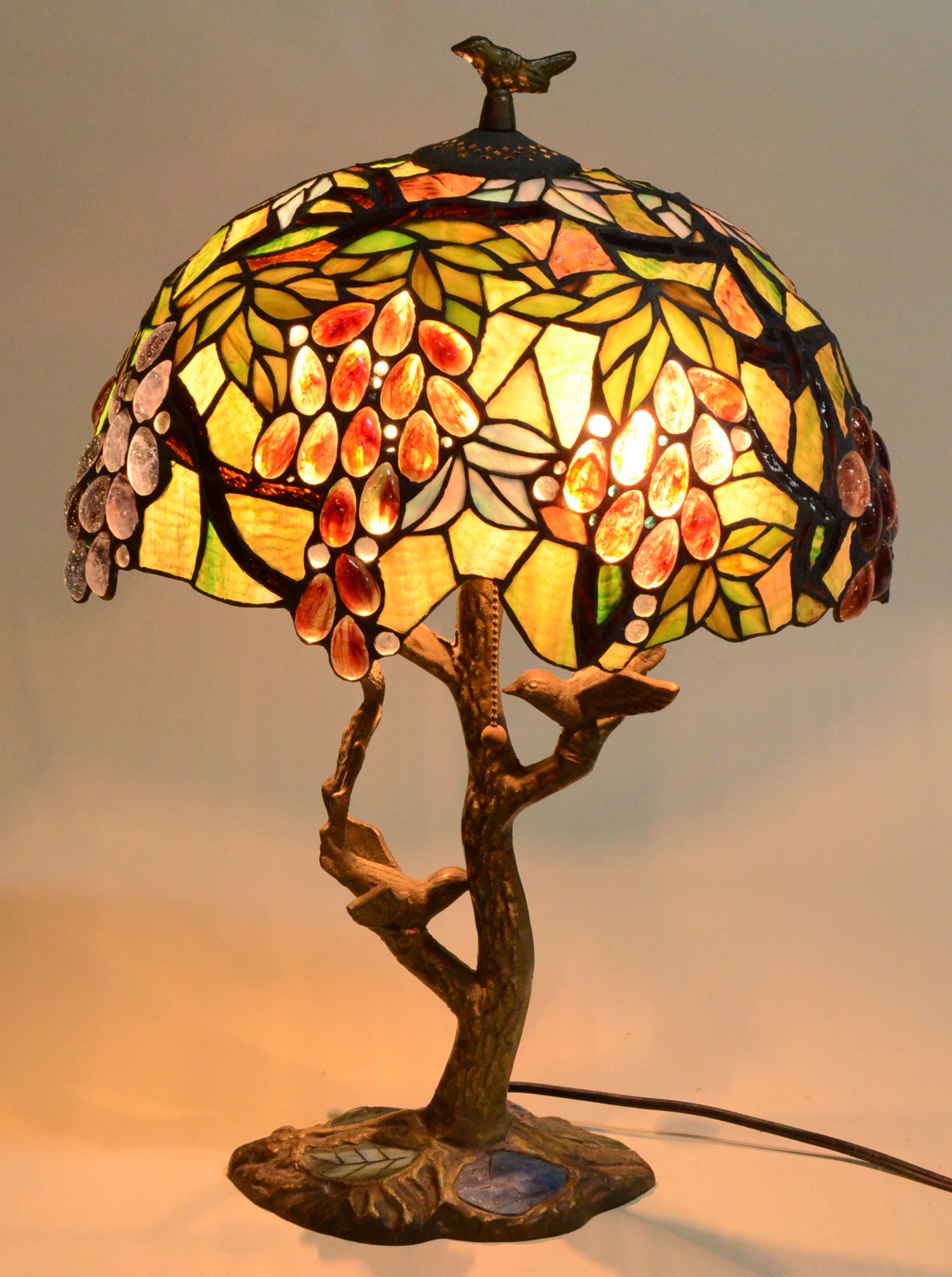 Abatjour com base de metal dourado com pássaros, cúpula com placas de... - foto 2 de 7