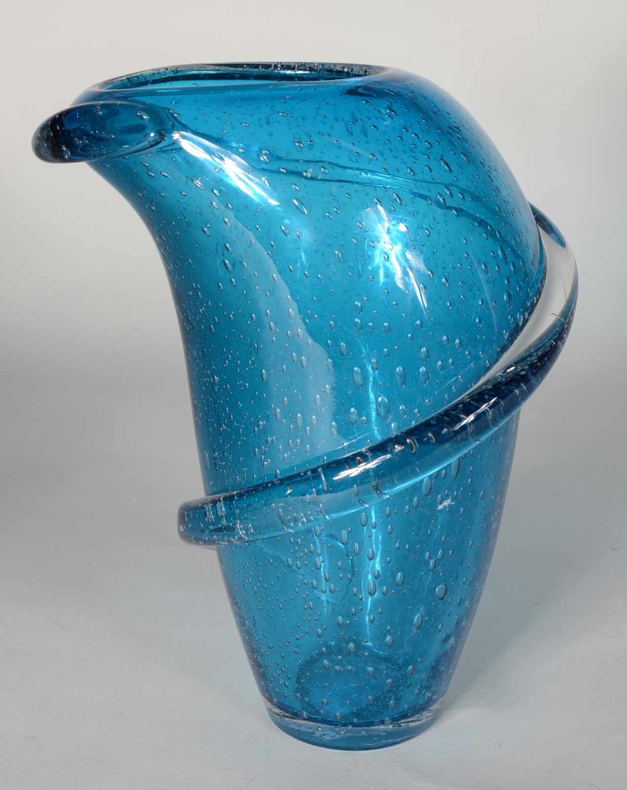Vaso de vidro decorativo na cor azul. - foto 1 de 6