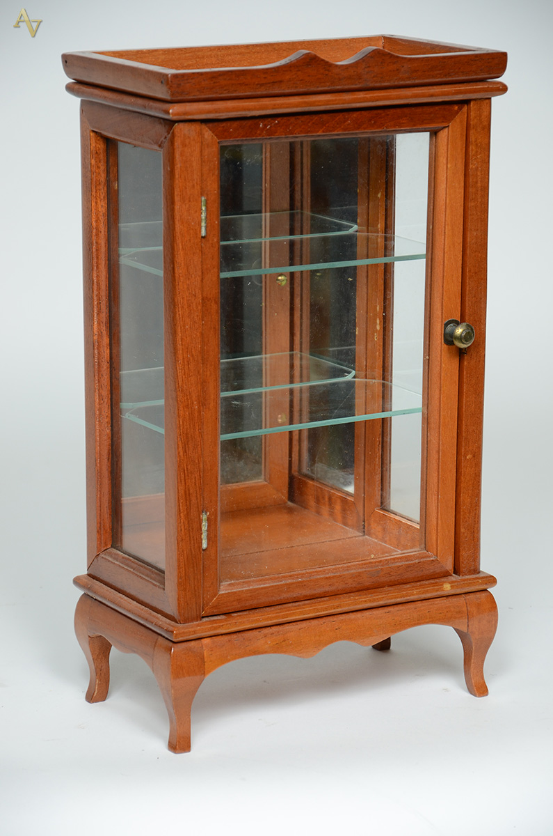 Pequena vitrine. Medidas 27,5 x 16 cm e altura 48,5 cm.