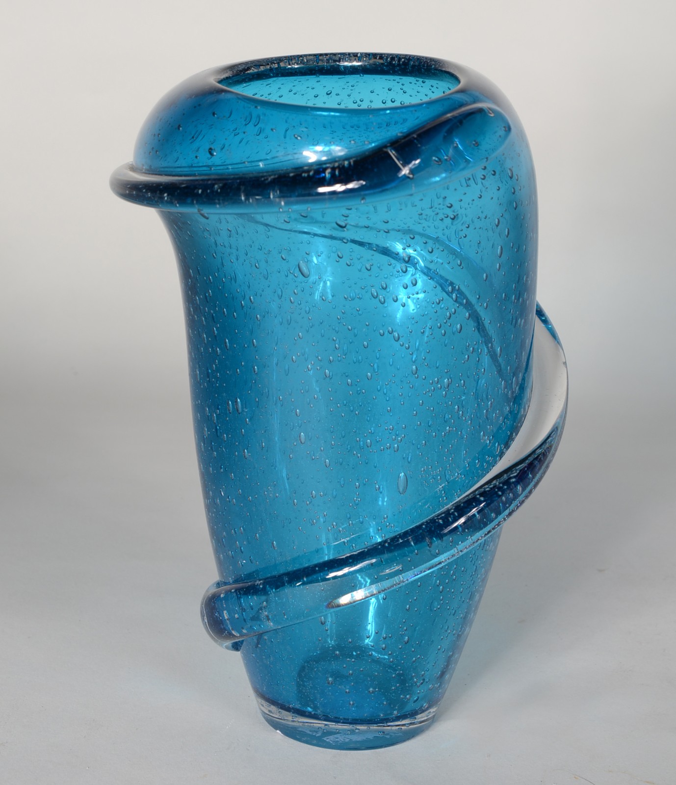 Vaso de vidro decorativo na cor azul. - foto 2 de 6