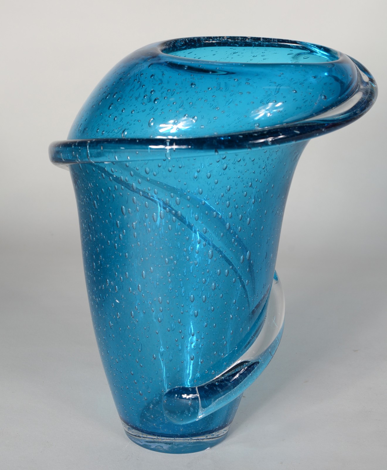 Vaso de vidro decorativo na cor azul. - foto 3 de 6