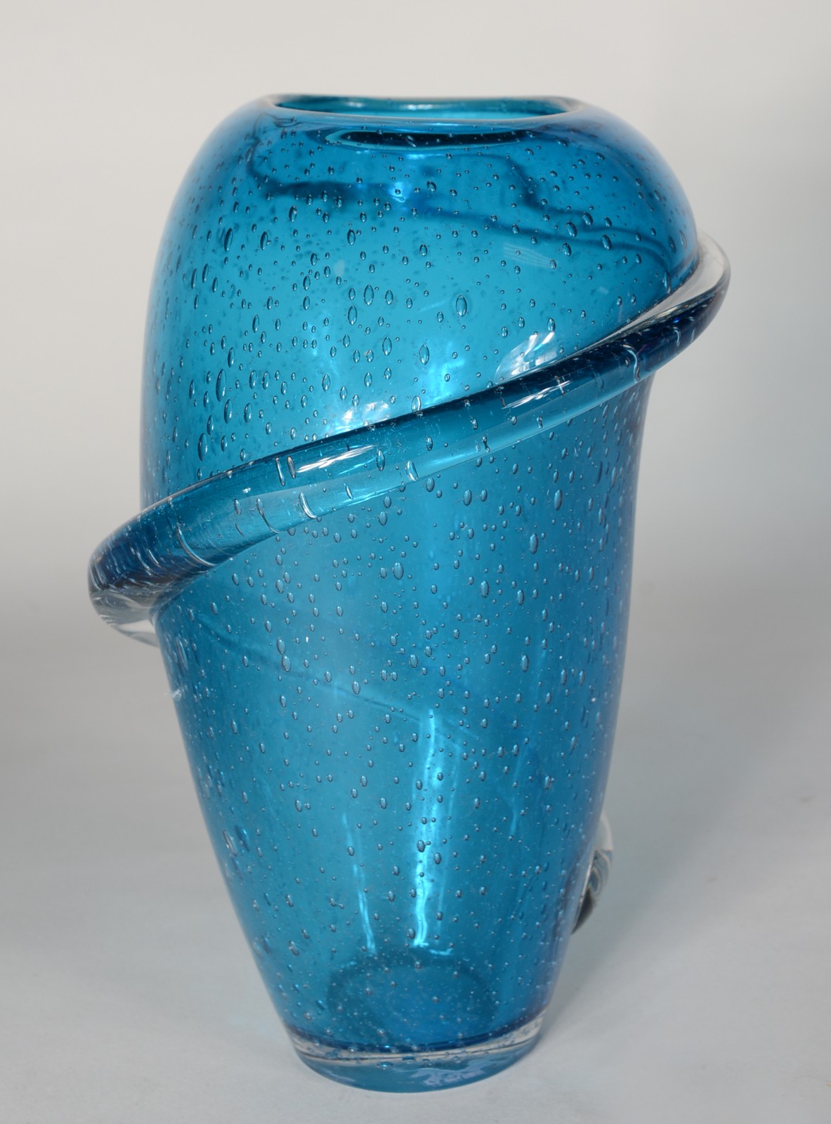 Vaso de vidro decorativo na cor azul. - foto 4 de 6
