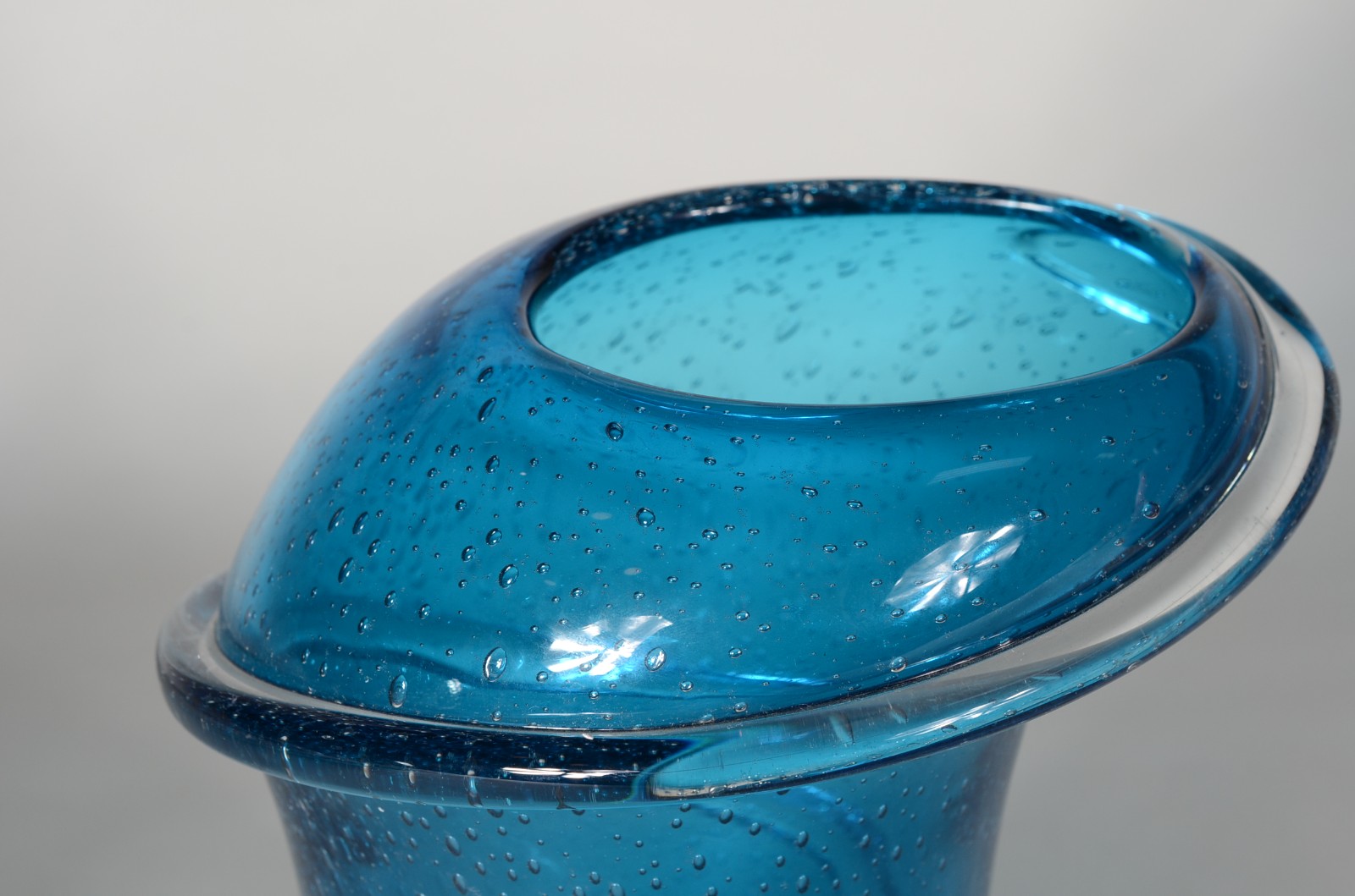 Vaso de vidro decorativo na cor azul. - foto 5 de 6