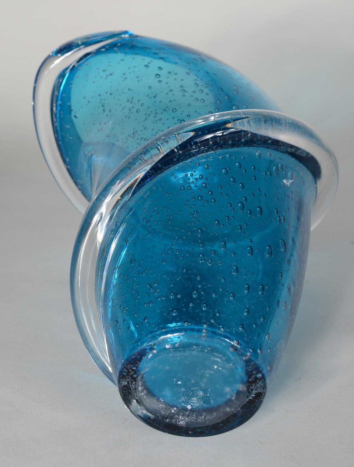 Vaso de vidro decorativo na cor azul. - foto 6 de 6