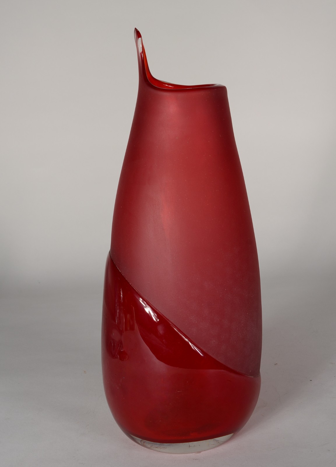 Vaso de vidro decorativo na cor vinho. - foto 1 de 6