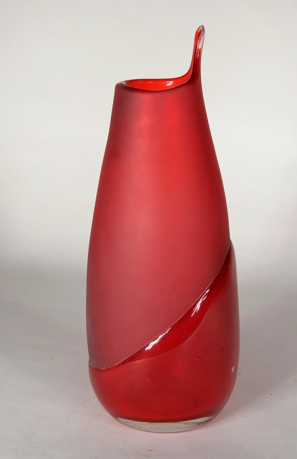 Vaso de vidro decorativo na cor vinho. - foto 2 de 6