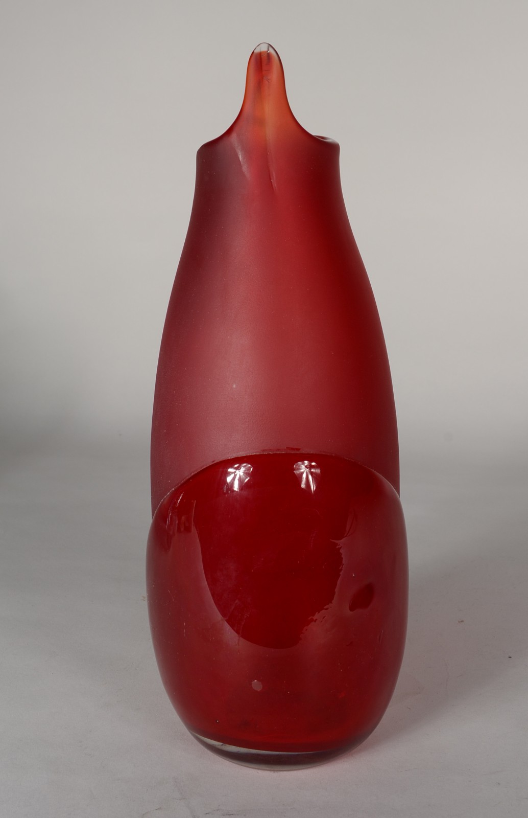Vaso de vidro decorativo na cor vinho. - foto 4 de 6