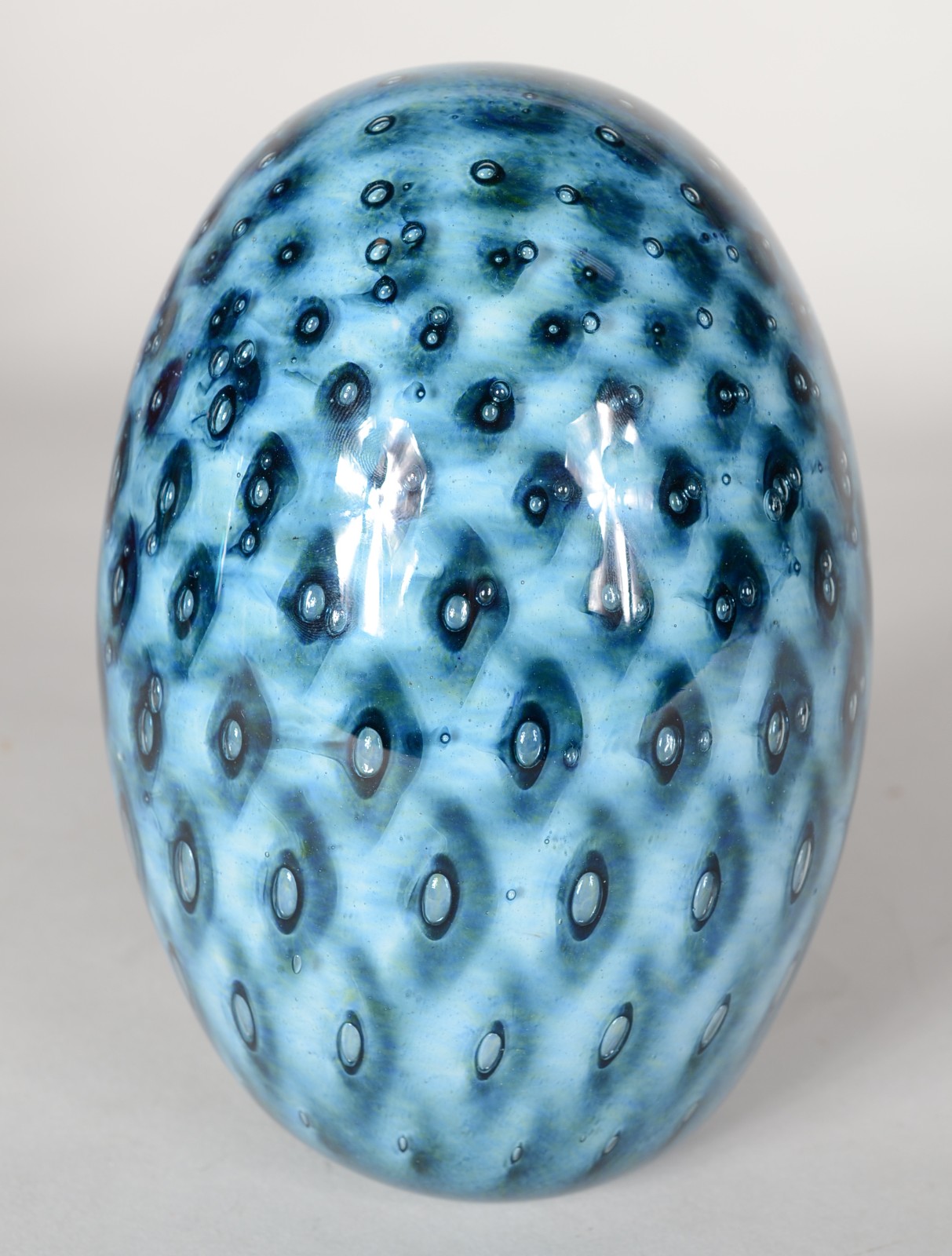 Ovo/pinha de vidro decorativo na cor azul/preto. - foto 1 de 4