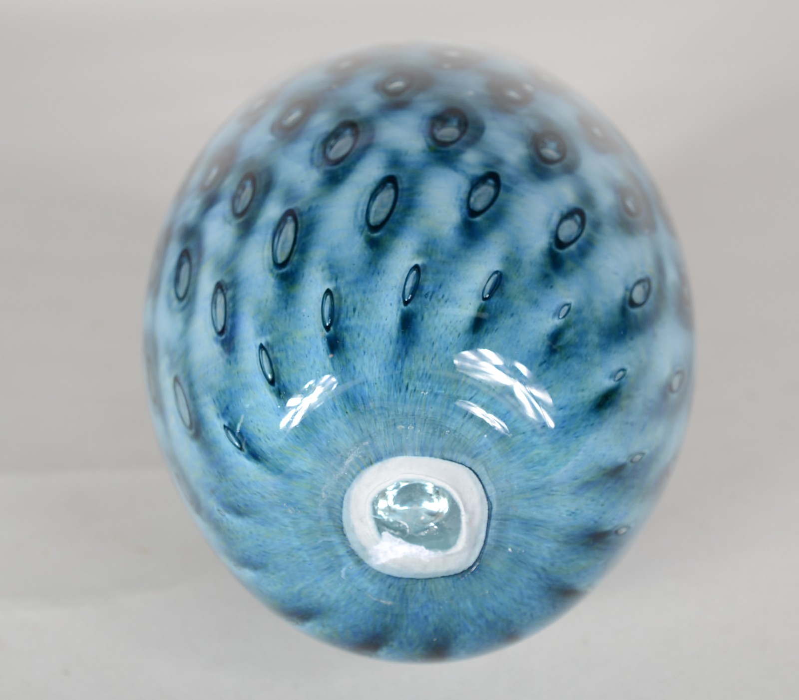 Ovo/pinha de vidro decorativo na cor azul/preto. - foto 4 de 4