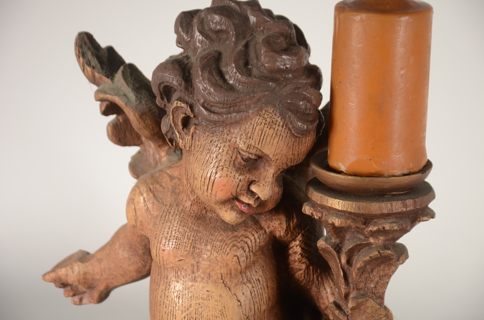 Estatueta representando anjo barroco com castiçal de madeira nobre... - foto 2 de 7