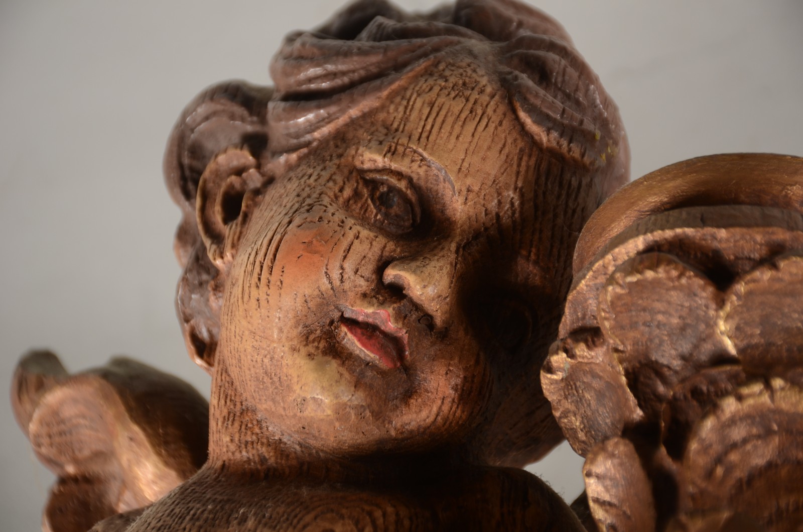 Estatueta representando anjo barroco com castiçal de madeira nobre... - foto 6 de 7