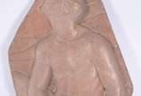 Placa de terracota com figura masculina em relevo. - Placa de terracota com figura masculina em relevo.