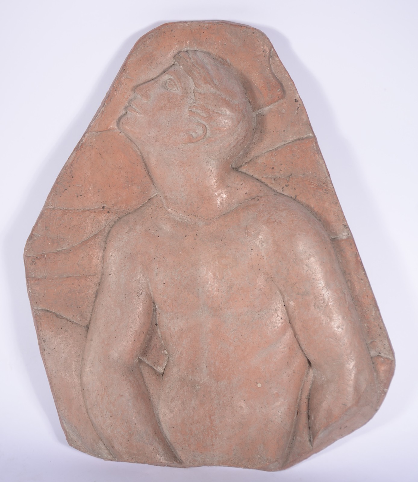 Placa de terracota com figura masculina em relevo. - foto 1 de 8