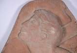 Placa de terracota com figura masculina em relevo. - Placa de terracota com figura masculina em relevo.
