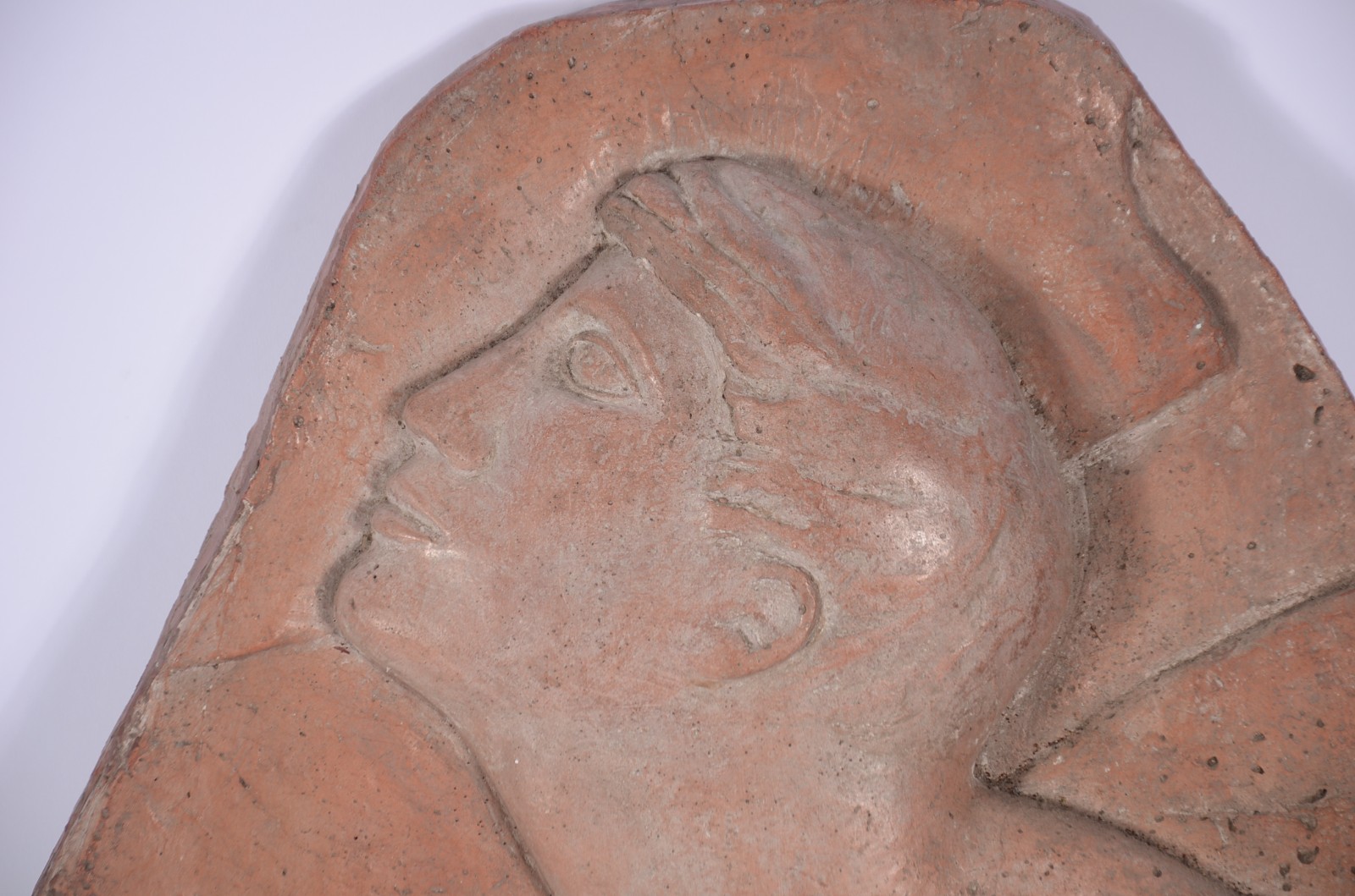 Placa de terracota com figura masculina em relevo. - foto 2 de 8