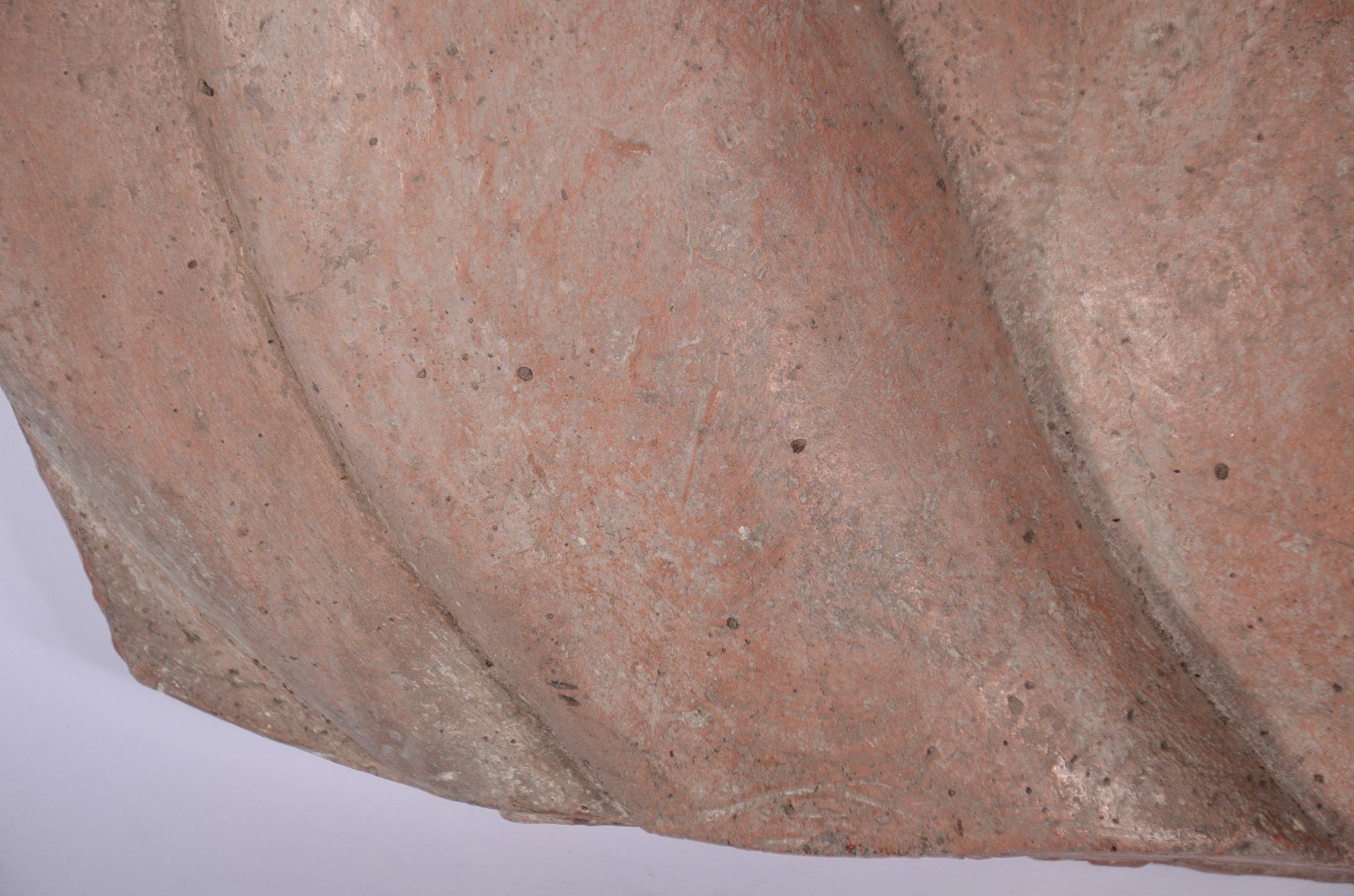 Placa de terracota com figura masculina em relevo. - foto 3 de 8