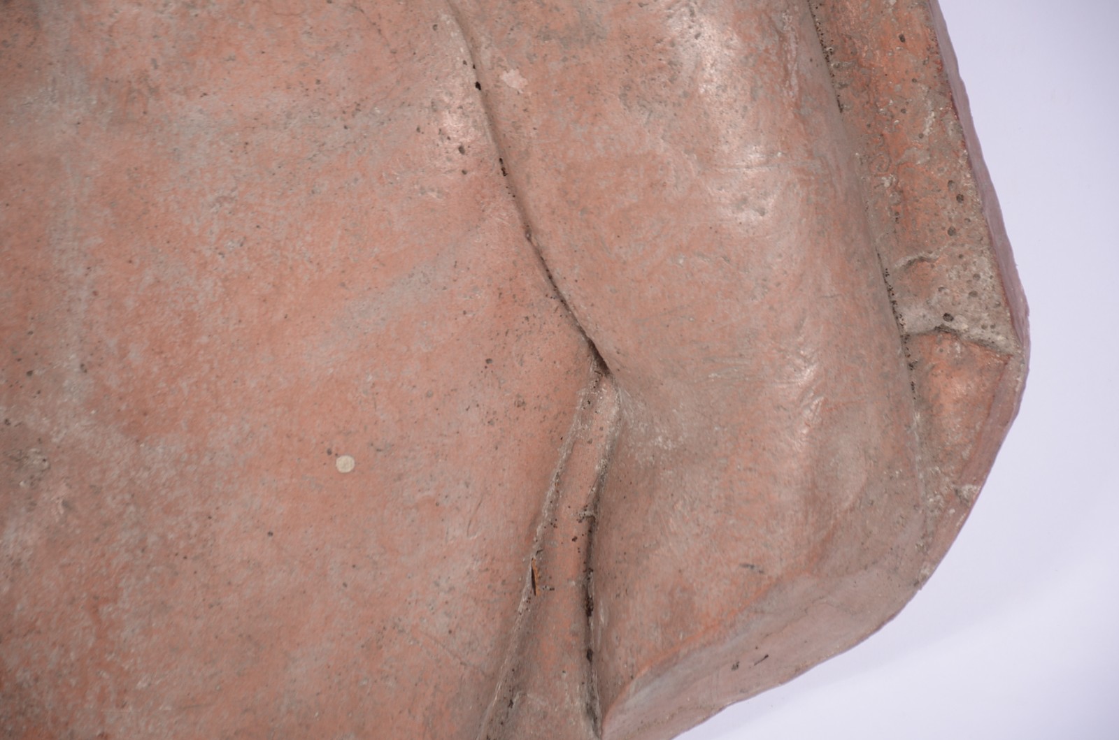 Placa de terracota com figura masculina em relevo. - foto 4 de 8