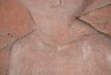 Placa de terracota com figura masculina em relevo. - Placa de terracota com figura masculina em relevo.