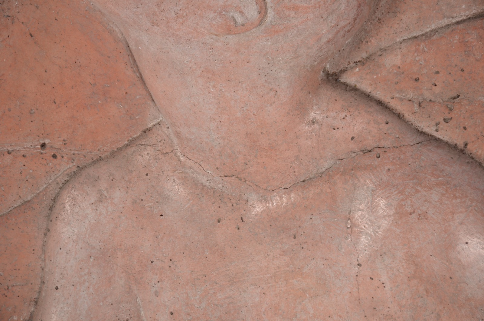 Placa de terracota com figura masculina em relevo. - foto 5 de 8