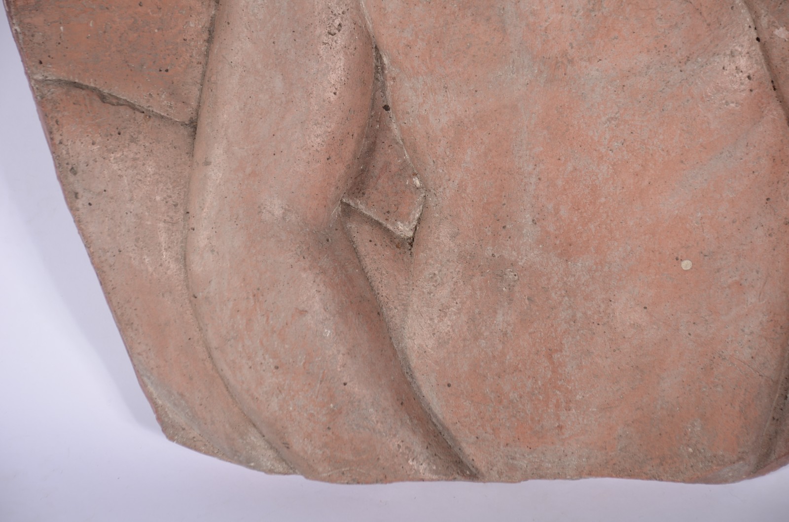 Placa de terracota com figura masculina em relevo. - foto 6 de 8