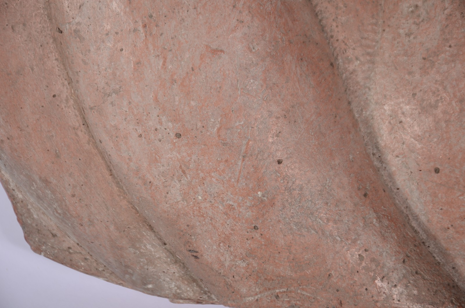 Placa de terracota com figura masculina em relevo. - foto 7 de 8