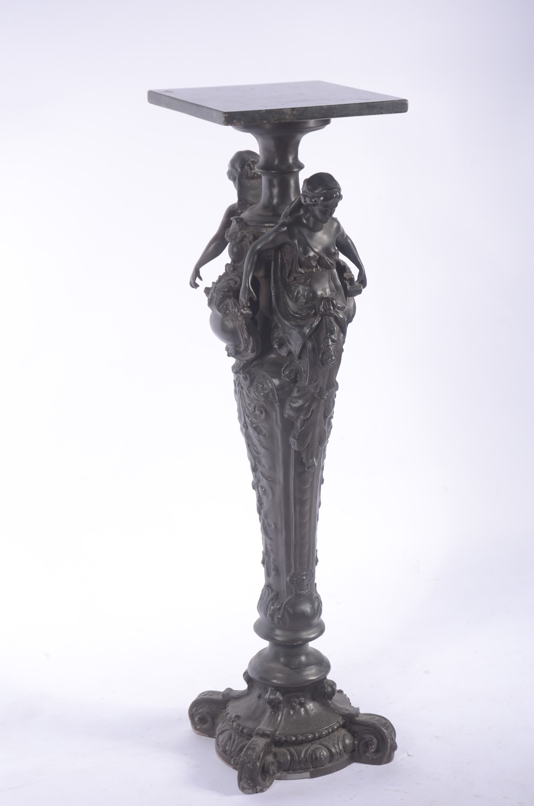 Coluna de metal com figuras femininas estilizadas em relevo, tampo de... - foto 1 de 6
