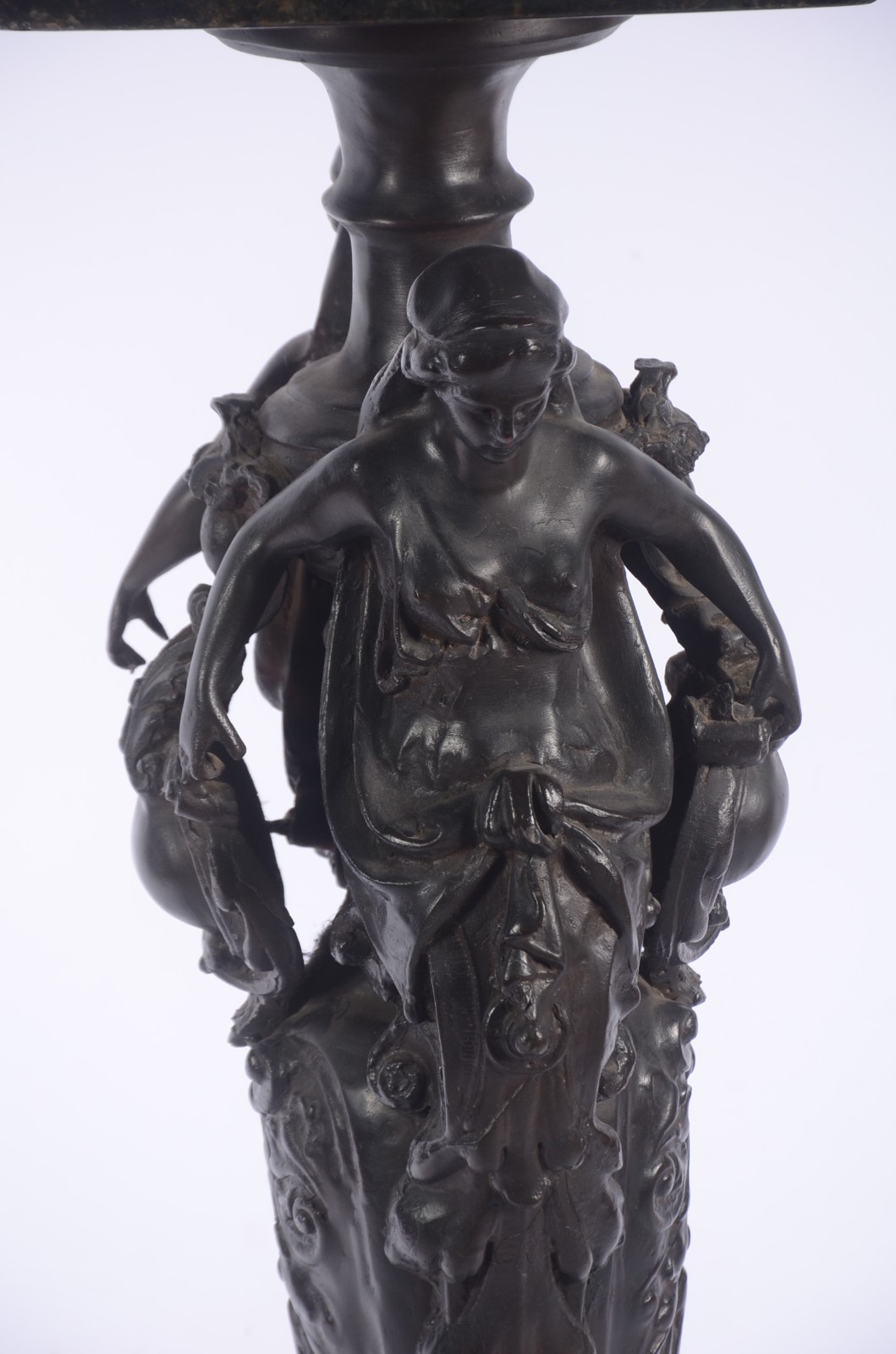 Coluna de metal com figuras femininas estilizadas em relevo, tampo de... - foto 3 de 6