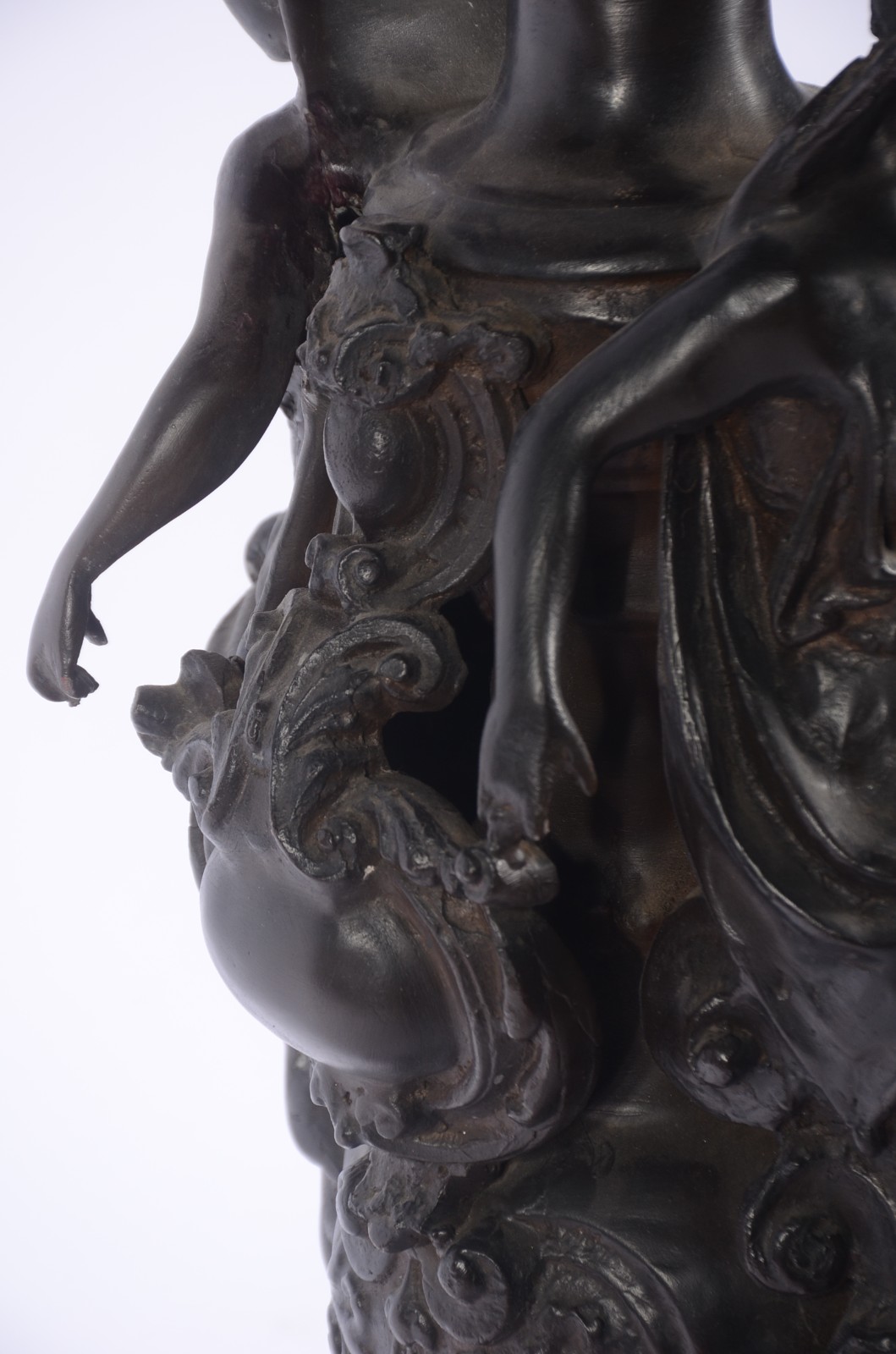 Coluna de metal com figuras femininas estilizadas em relevo, tampo de... - foto 4 de 6