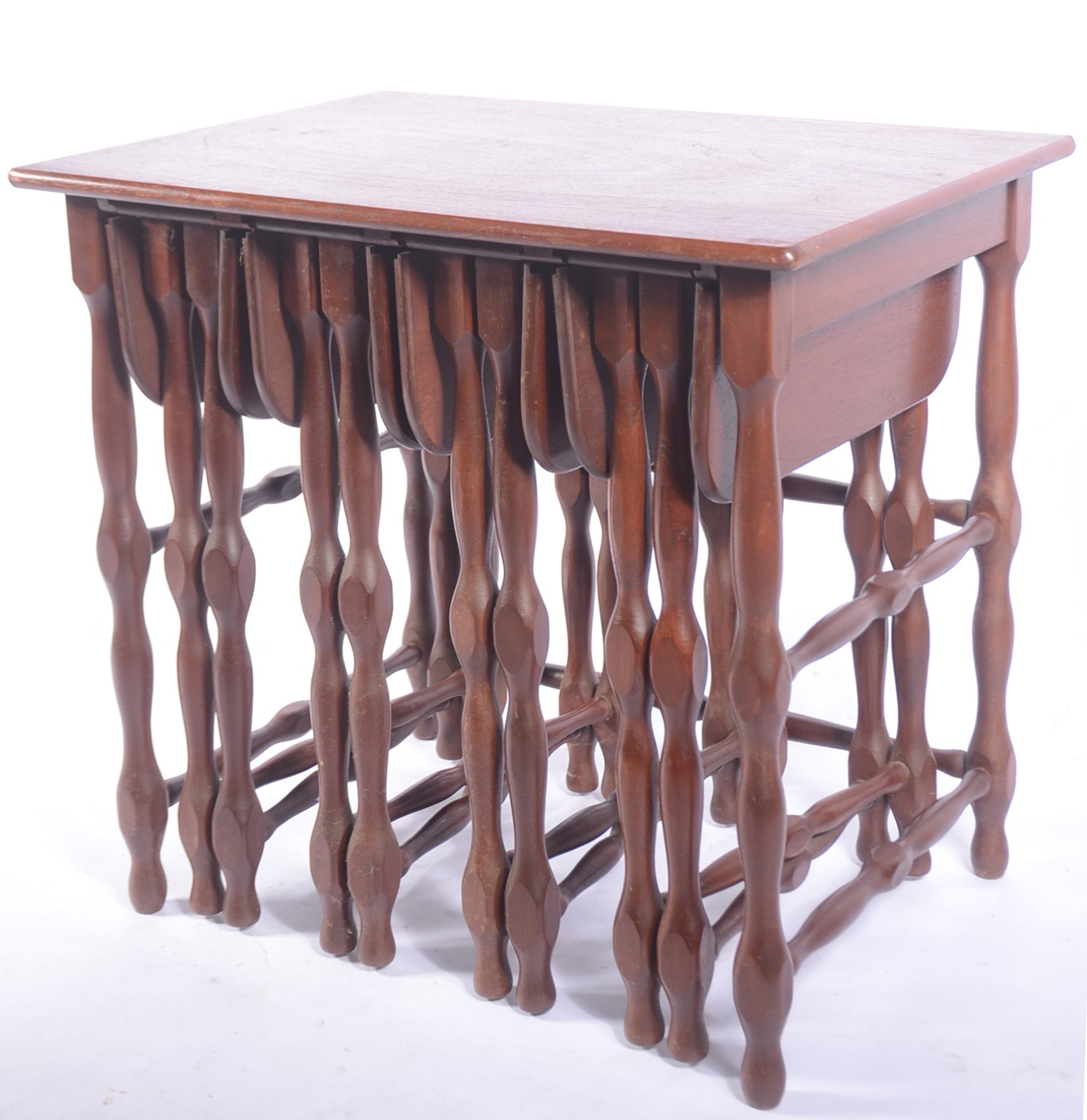 Mesa ninho de madeira nobre com 4 peças de encaixar, pernas torneadas. - foto 1 de 6
