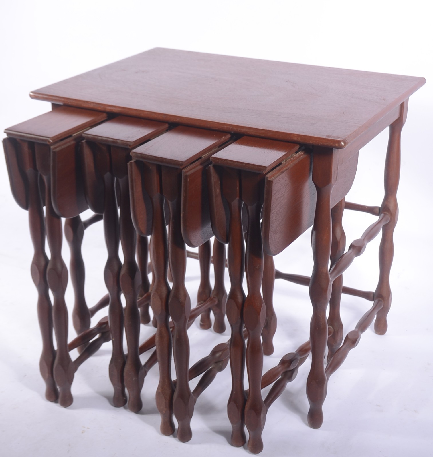 Mesa ninho de madeira nobre com 4 peças de encaixar, pernas torneadas. - foto 2 de 6