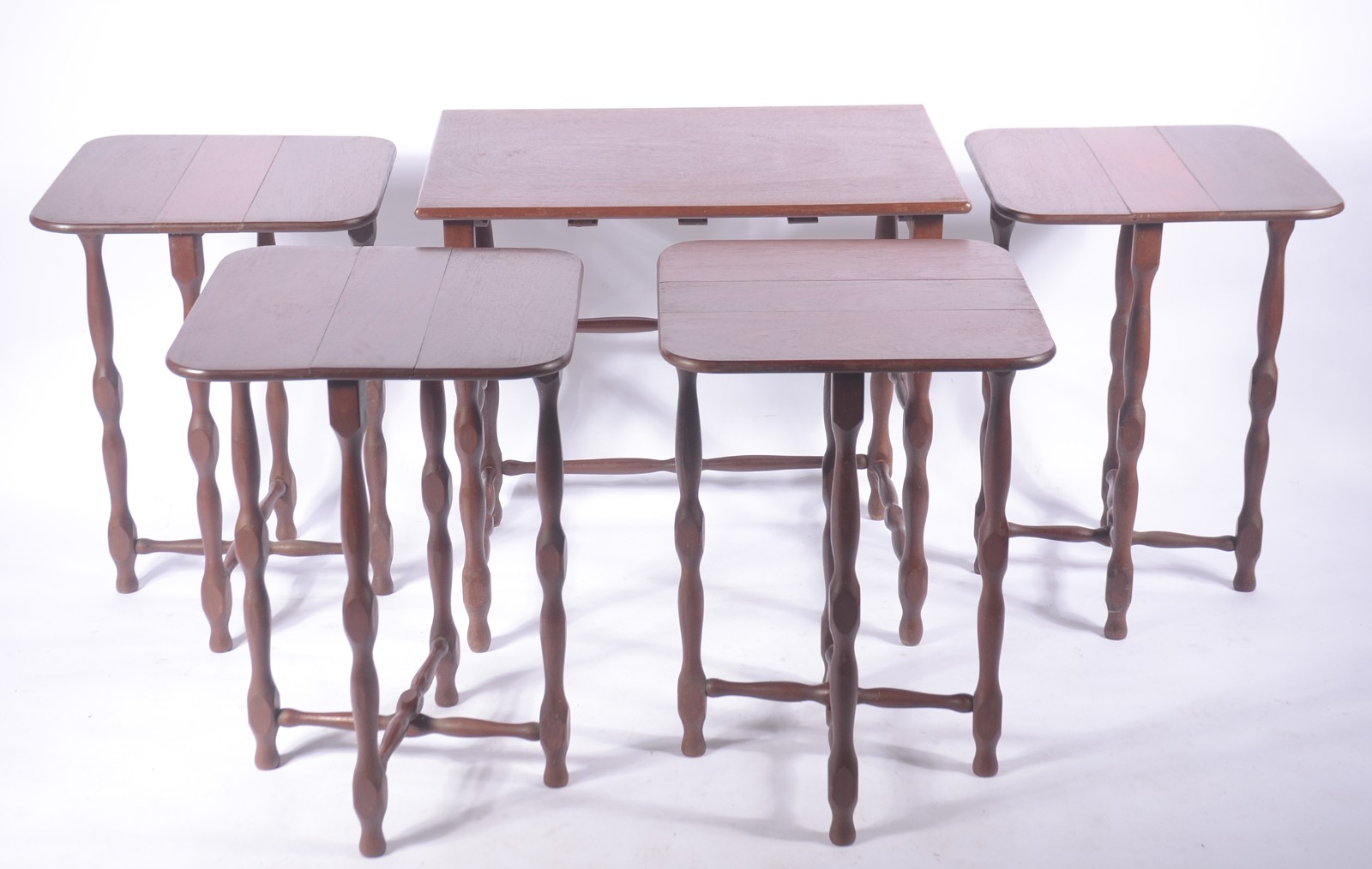 Mesa ninho de madeira nobre com 4 peças de encaixar, pernas torneadas. - foto 4 de 6