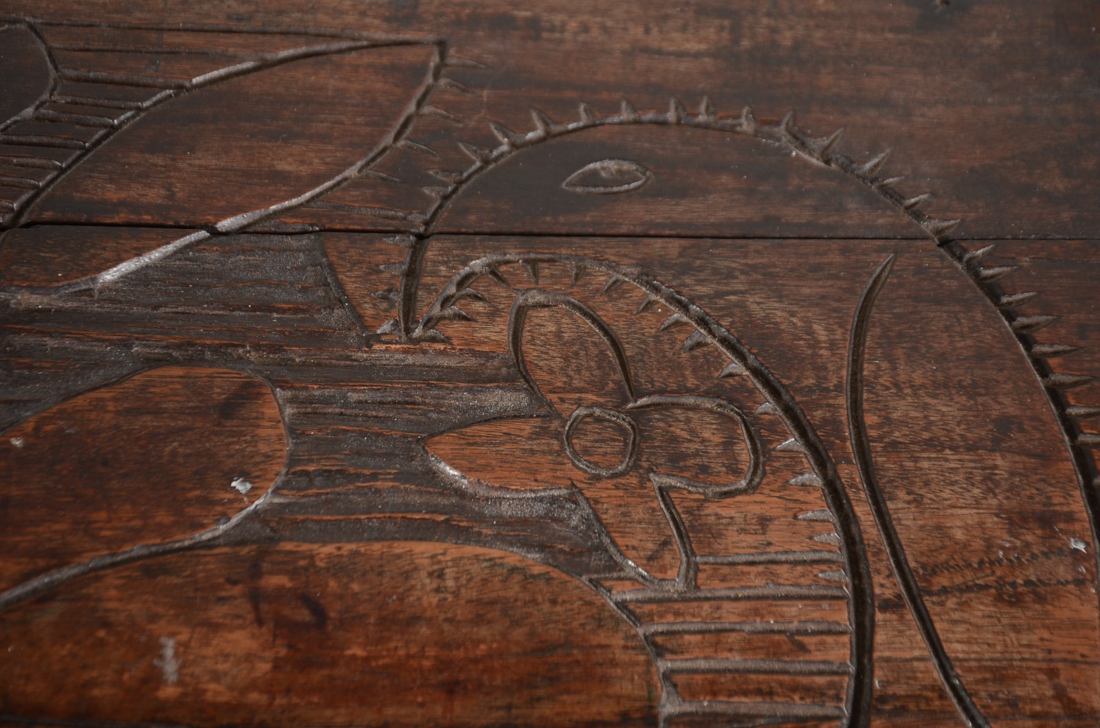 Arte popular - Baú de madeira nobre com entalhes. - foto 7 de 11