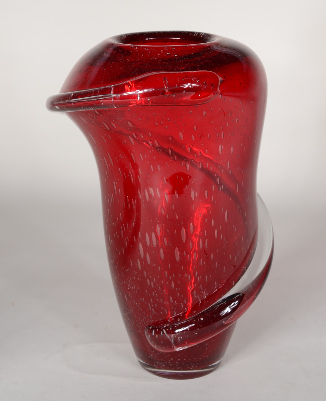 Vaso de vidro decorativo na cor vermelha. - foto 1 de 5