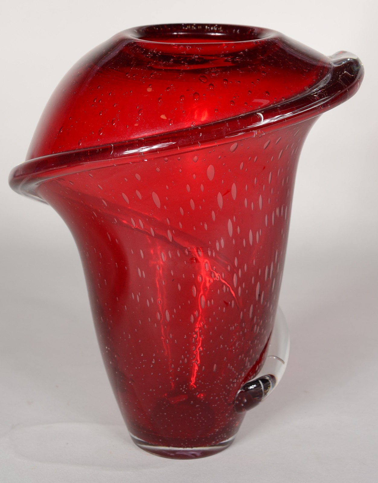 Vaso de vidro decorativo na cor vermelha. - foto 3 de 5