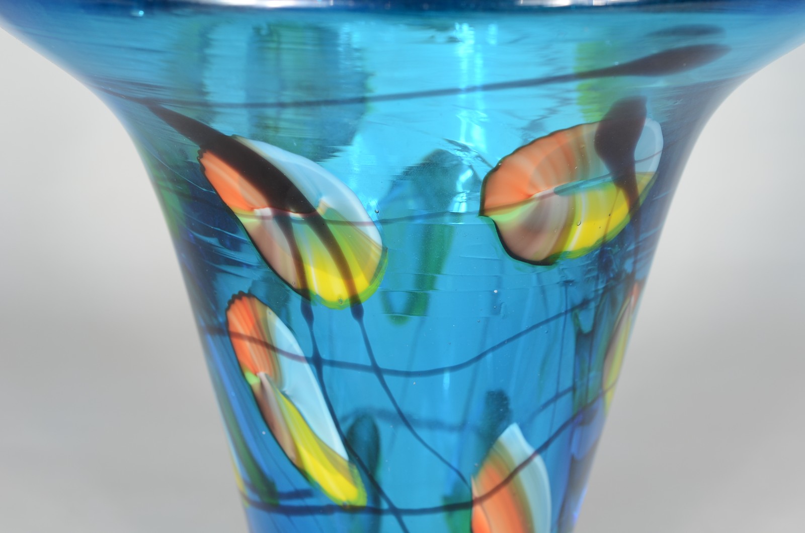 Vaso de vidro decorativo na cor azul "fantasia". - foto 2 de 4