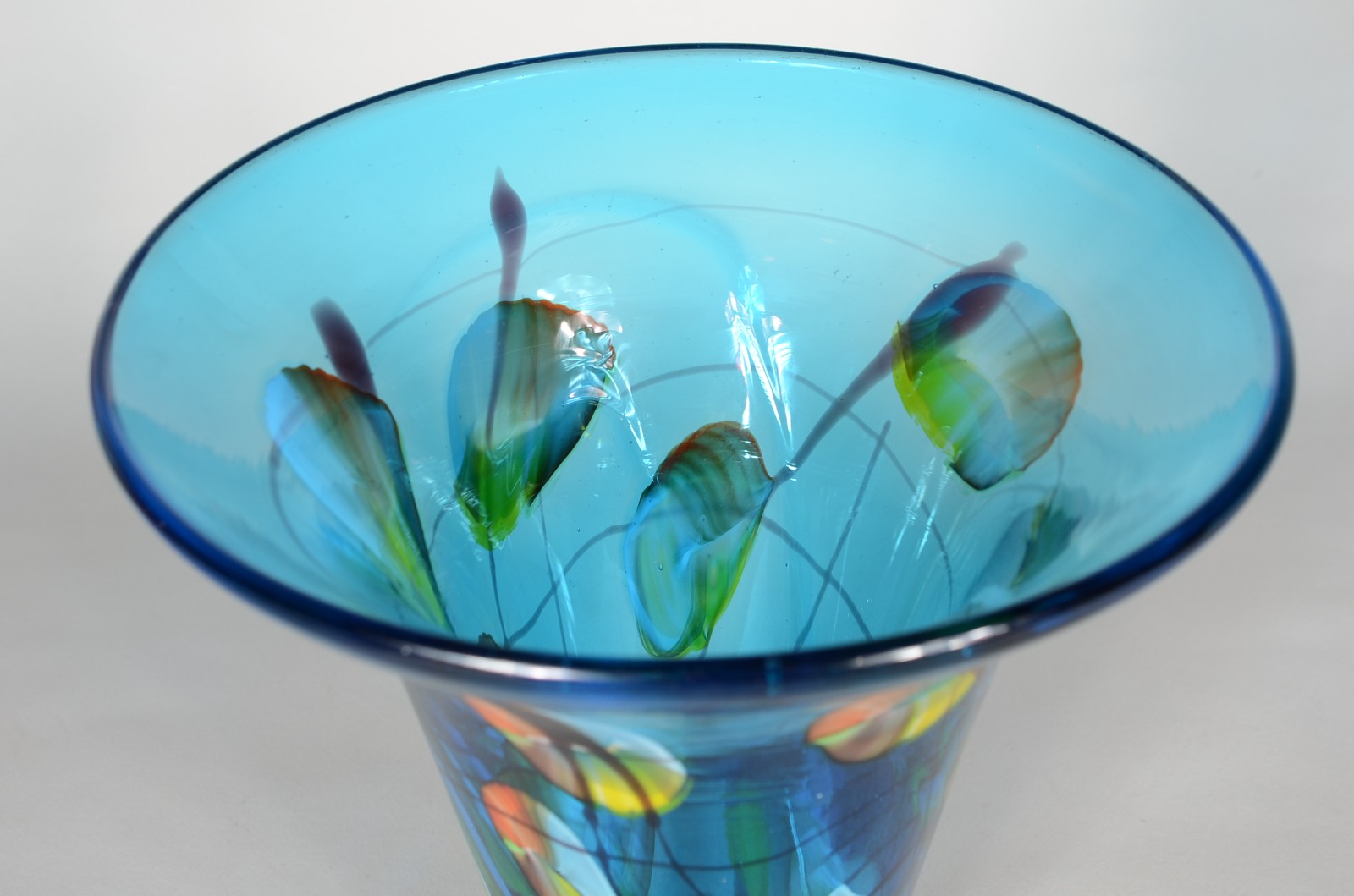Vaso de vidro decorativo na cor azul "fantasia". - foto 3 de 4