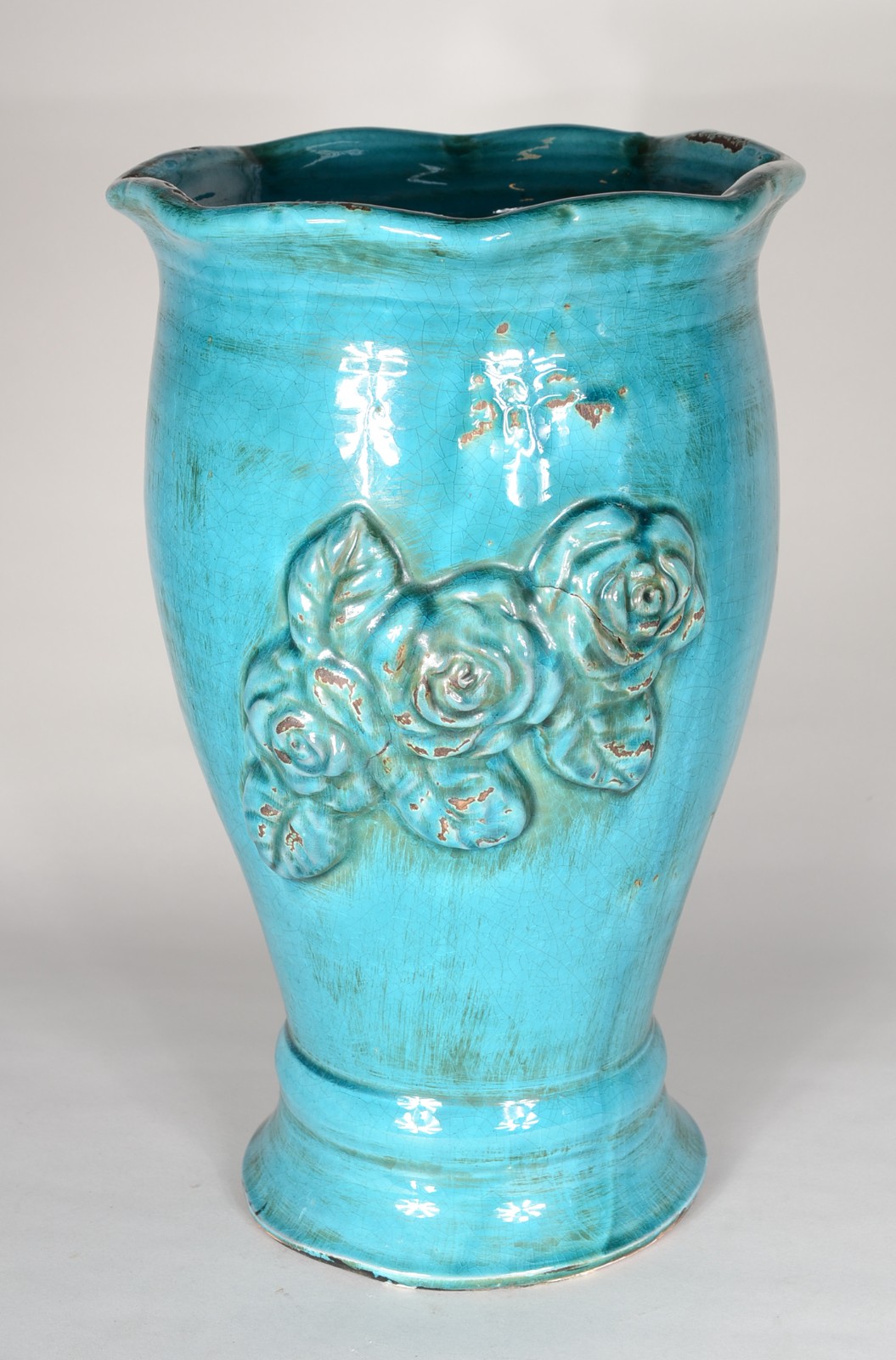 Vaso de cerâmica na cor azul turquesa com rosas em relevo. - foto 1 de 5