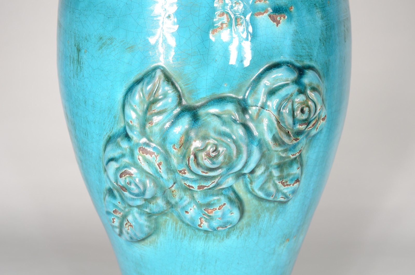 Vaso de cerâmica na cor azul turquesa com rosas em relevo. - foto 2 de 5