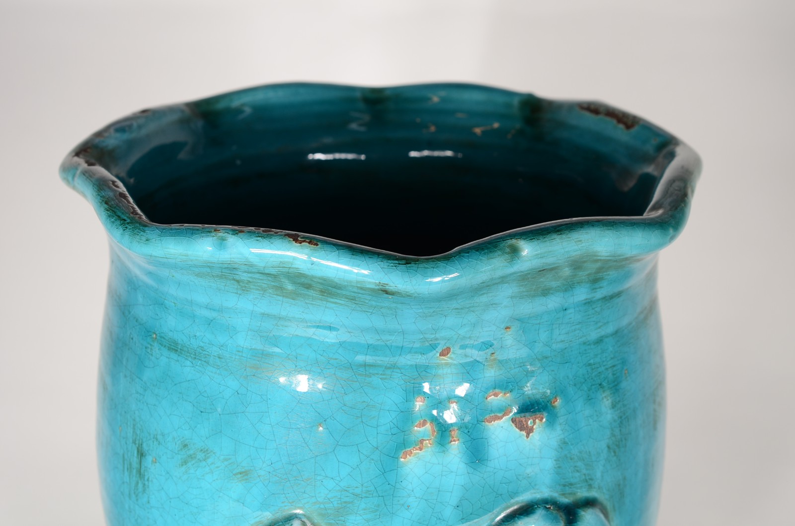 Vaso de cerâmica na cor azul turquesa com rosas em relevo. - foto 3 de 5