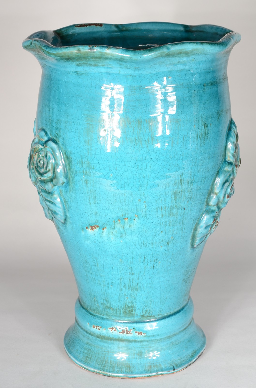 Vaso de cerâmica na cor azul turquesa com rosas em relevo. - foto 4 de 5