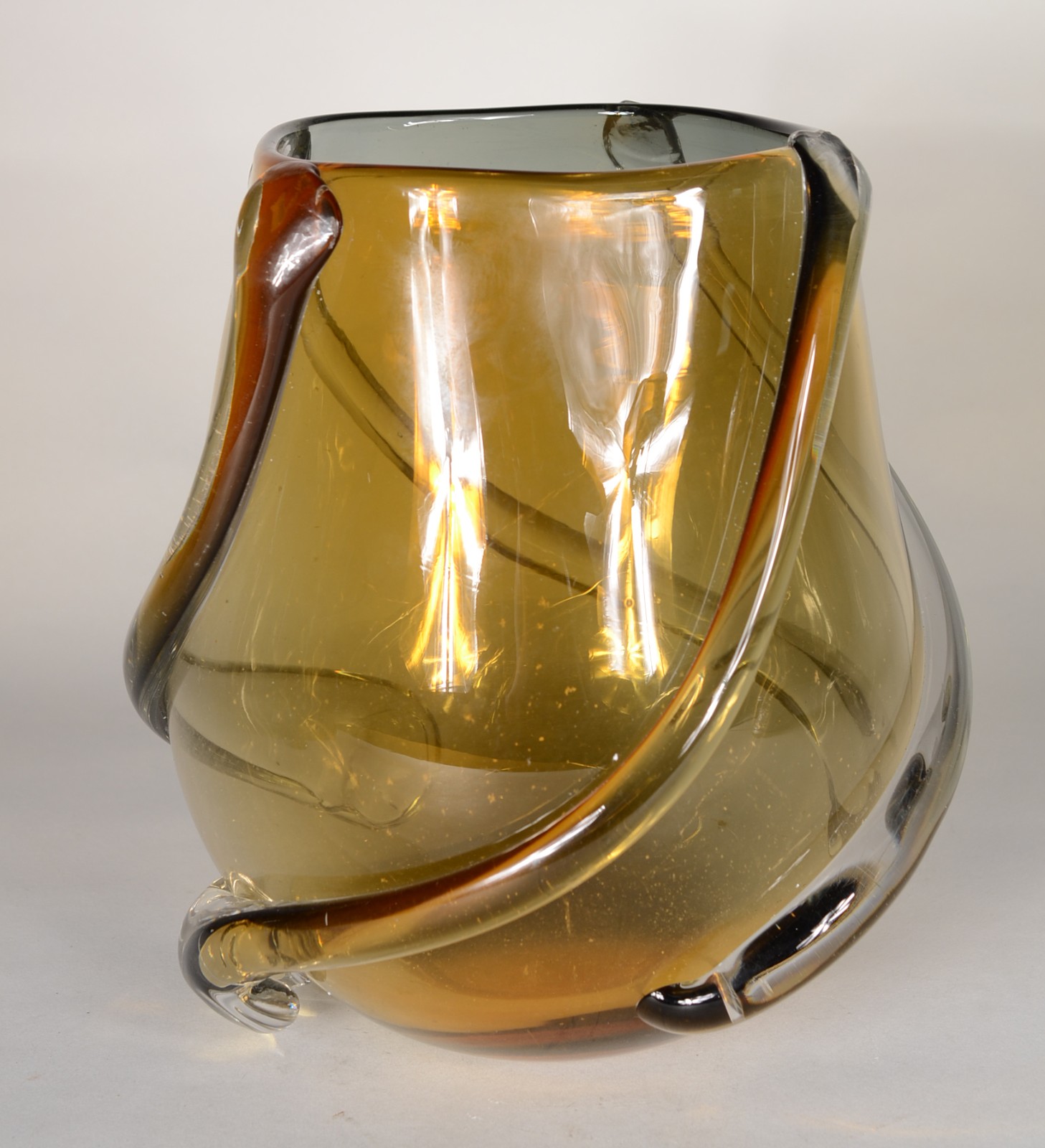 Vaso de vidro decorativo na cor âmbar. - foto 1 de 6