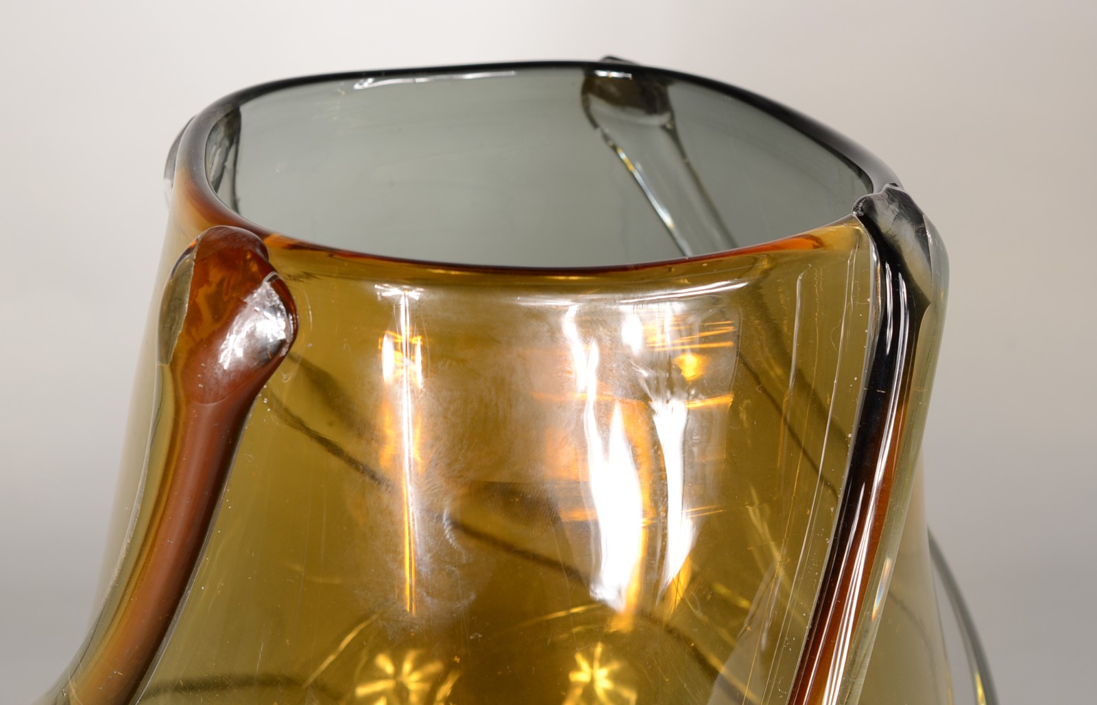 Vaso de vidro decorativo na cor âmbar. - foto 2 de 6